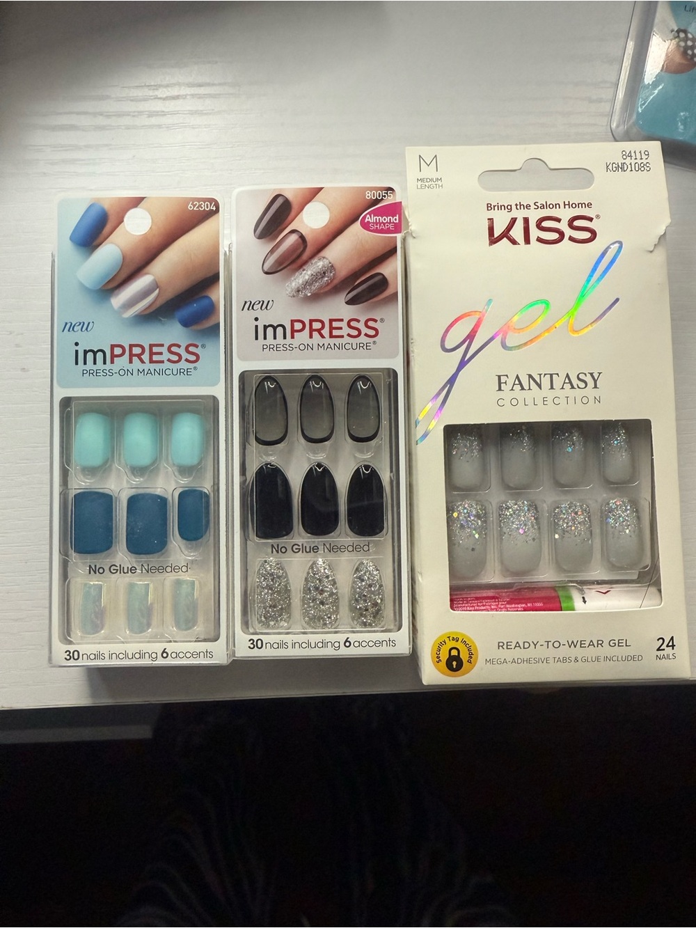 Kiss Gel Fantasy Collection Press-On Nails – White with Silver Glitter Accents